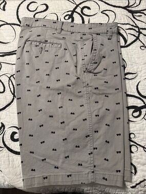 Men's Light Gray Printed Flat-Front Shorts - Sunglasses Motif